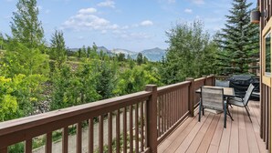 Outdoor dining - Creekside Breckenridge Gem: Hot Tub and Fire Pit (Breckenridge)
