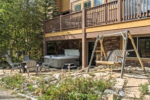 Un bâtiment à deux étages doté d’un balcon, d’un espace extérieur aménagé pour s’asseoir et d’un jacuzzi.