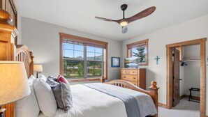 4 bedrooms, iron/ironing board, WiFi, bed sheets - Creekside Breckenridge Gem: Hot Tub and Fire Pit (Breckenridge)