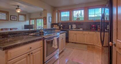 Creekside Breckenridge Gem: Hot Tub and Fire Pit