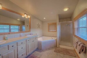 Bathtub, hair dryer, towels - Creekside Breckenridge Gem: Hot Tub and Fire Pit (Breckenridge)
