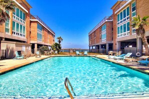 A heated pool - Right on the ship channel! This spacious 2-bedroom, 2-bath condo offers stunning (Port Aransas)