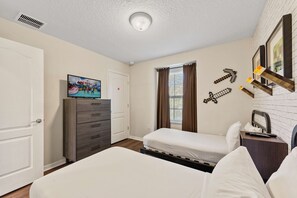 Bedroom 4 with 2 single beds and decorated with MineCraft theme - Lake Access: 5BR Pool Townhouse near WDW (Kissimmee)