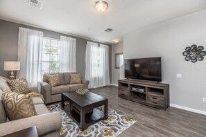 TV - Newly Updated Townhome, Sleeps 10 *FREE Vista Cay Resort Access* (Orlando)