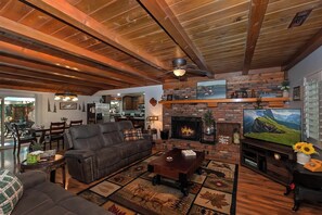 Televisión, chimenea y reproductor de DVD 
