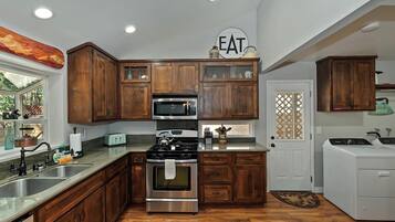 Køleskab, mikrobølgeovn, ovn, kogeplade