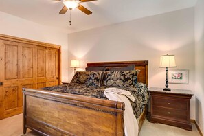 1 bedroom, travel crib, free WiFi, bed sheets - Beautiful 1 bedroom, 1 bath condo on Lake Dillon in Frisco. Walk to shuttle. (Frisco)