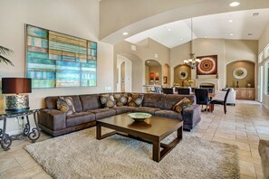 TV connectée, cheminée, lecteur de DVD, livres