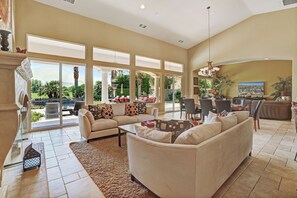 TV connectée, cheminée, lecteur de DVD, livres