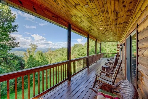 4 BR 3 BA Luxury Log Super Views, Hot Tub, Easy Paved Access, WIFI, GameRoom