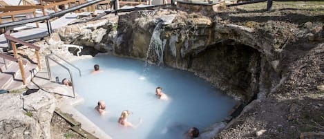 Una piscina al aire libre, una piscina climatizada