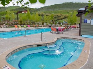 حمّام سباحة خارجي، حمّام سباحة مُدفَّأ