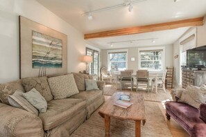 Televisión y chimenea 