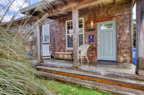 Dune Grass Cottage-Charming, steps to beach