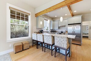 Unclassified image, 5 of 37, button