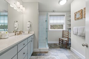 Douche, séchoir à cheveux, serviettes fournies