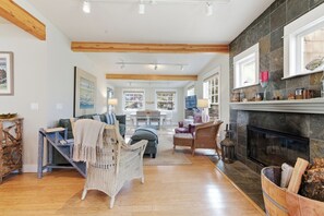 Televisión y chimenea 