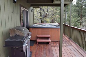 Terrace/patio - Falling Leaf Retreat by Destination Big Bear : Lake Views! Hot Tub! Private! Fireplaces! Internet! Pool Table! (Big Bear Lake)