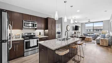 Refrigerador, microondas, horno, placa de cocina