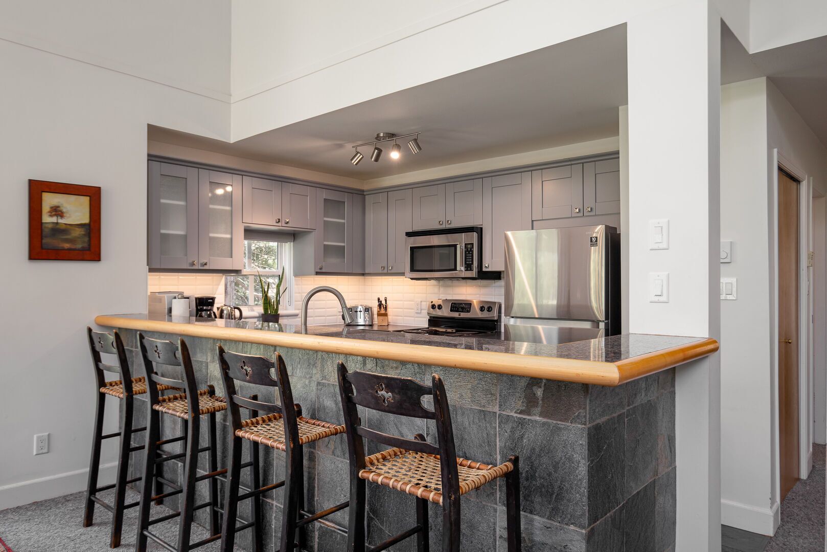 Frigorifero, microonde, forno, piano cottura