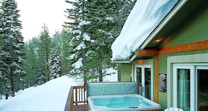 Cozy Luxury Cabin Hot Tub, Views, Steam Shower, Trails 5 min to Town & Beaches