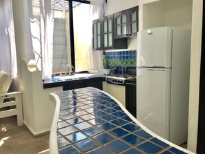 Kjøleskap, mikrobølgeovn, ovn og kokeplater