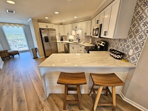 ثلاجة، ميكروويف، فرن، موقد طهي مسطح