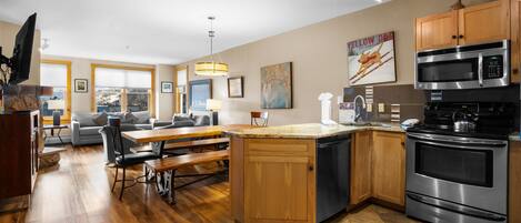 Refrigerador, microondas, horno y parrilla de estufa