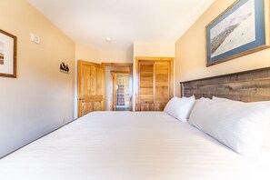 3 bedrooms, iron/ironing board, internet, bed sheets - High-end Finishes, 2 King Beds, Private Laundry, Overlooks Dercum Square (Keystone)