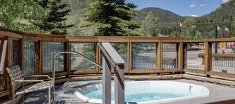 High-end Finishes, 2 King Beds, Private Laundry, Overlooks Dercum Square