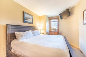 3 bedrooms, iron/ironing board, Internet, bed sheets