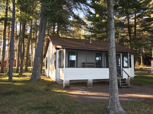Exterior - Lakefront Cabin #5 The Bass (Presque Isle)