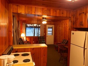 Fridge, microwave, oven, coffee/tea maker - Lakefront Cabin #5 The Bass (Presque Isle)