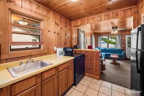 Coffee/tea maker, fridge, microwave, oven - Lakefront Cabin #5 The Bass (Presque Isle)