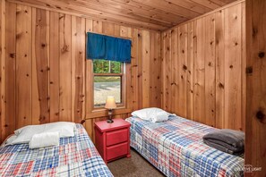 3 bedrooms - Lakefront Cabin #5 The Bass (Presque Isle)