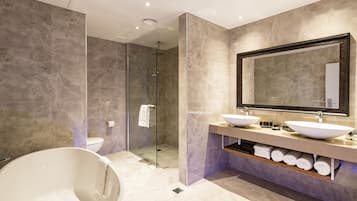 Suite familiale | Salle de bain | Articles de toilette (gratuits), séchoir à cheveux, peignoirs