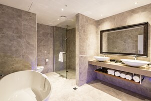 Superior Family Suite | Bathroom | Free toiletries, hair dryer, bathrobes, slippers