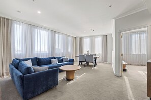 Superior Suite | Premium bedding, minibar, in-room safe, desk - Distinction Christchurch Hotel (Christchurch)