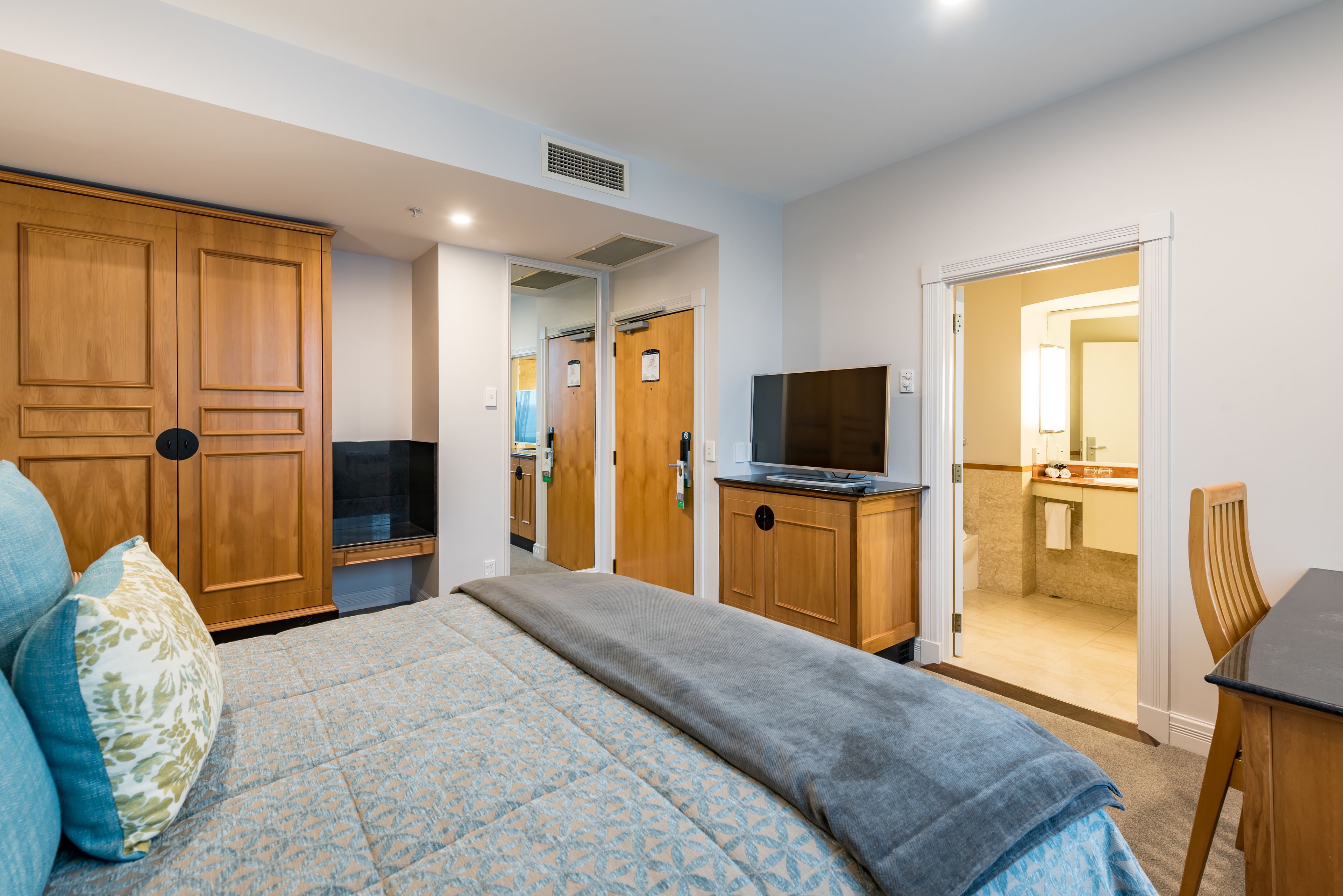 classic king room | 1 bedroom, minibar, in-room safe, desk