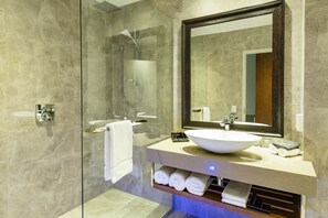 Superior kamer, 1 kingsize bed | Badkamer | Gratis toiletartikelen, een haardroger, badjassen, pantoffels