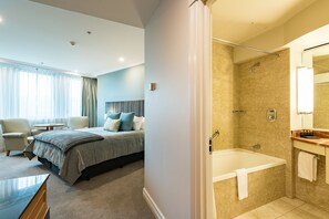 Phòng đôi phong cách cổ điển, 1 giường cỡ king | Phòng tắm | Đồ dùng nhà tắm miễn phí, máy sấy tóc, áo choàng tắm 