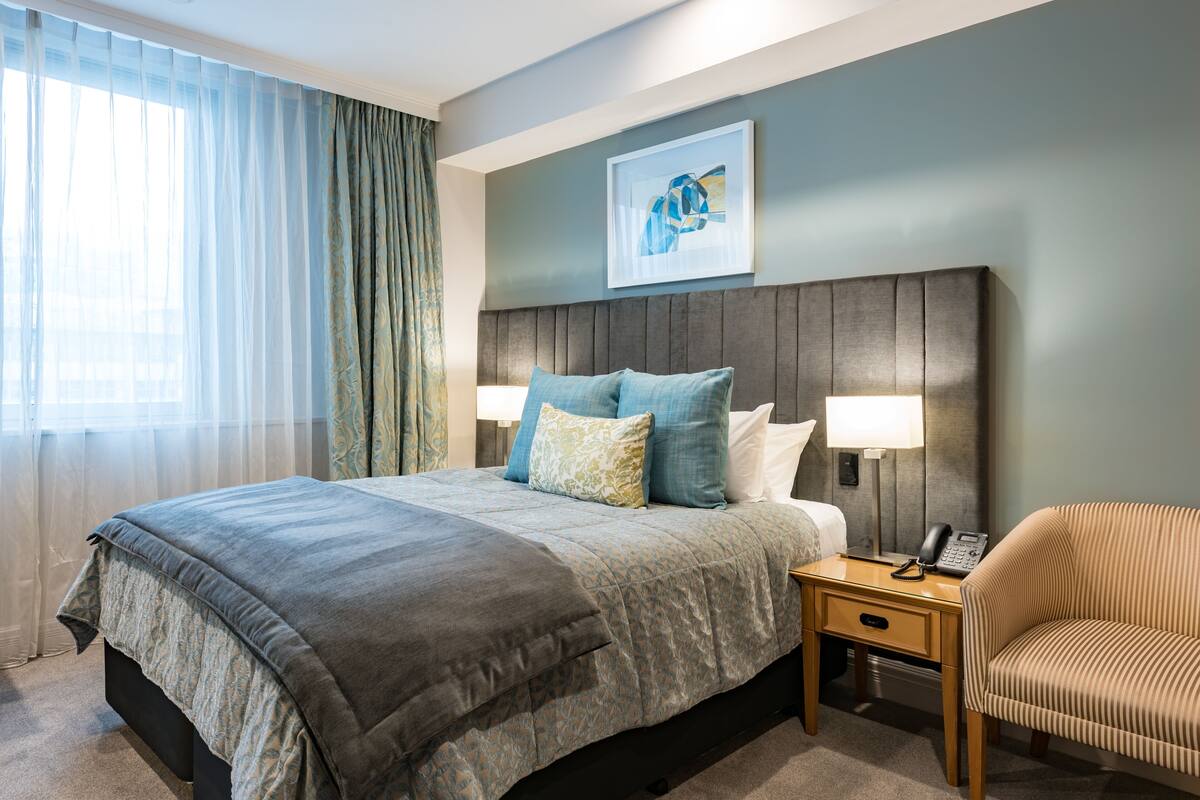 Luxe beddengoed, een minibar, een kluis op de kamer, een bureau