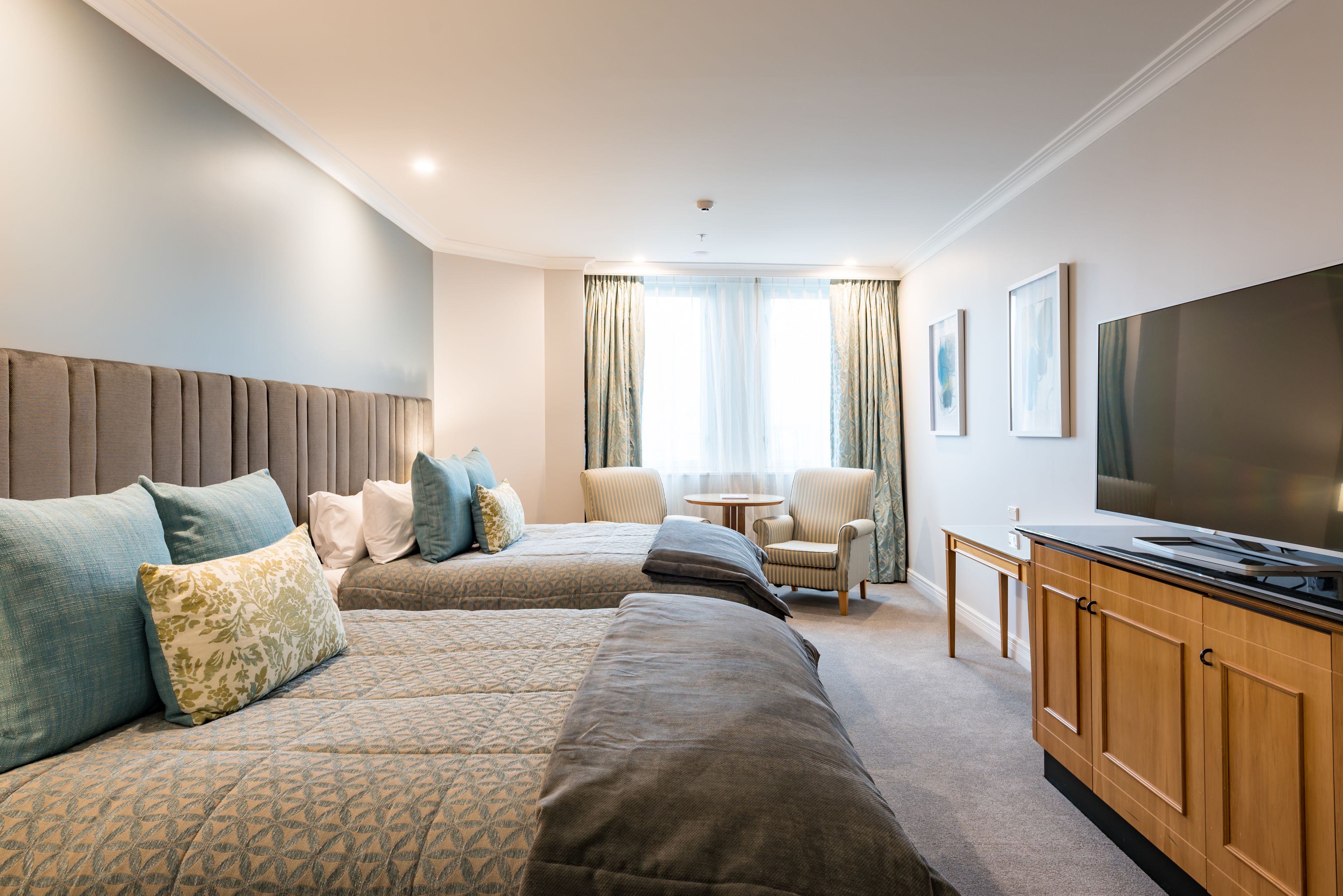 classic twin room | 1 bedroom, minibar, in-room safe, desk