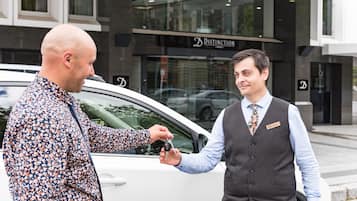 Valet parking (NZD 35.00 por día)