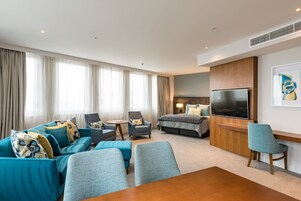 Minibar, caja de seguridad en la habitación y escritorio 