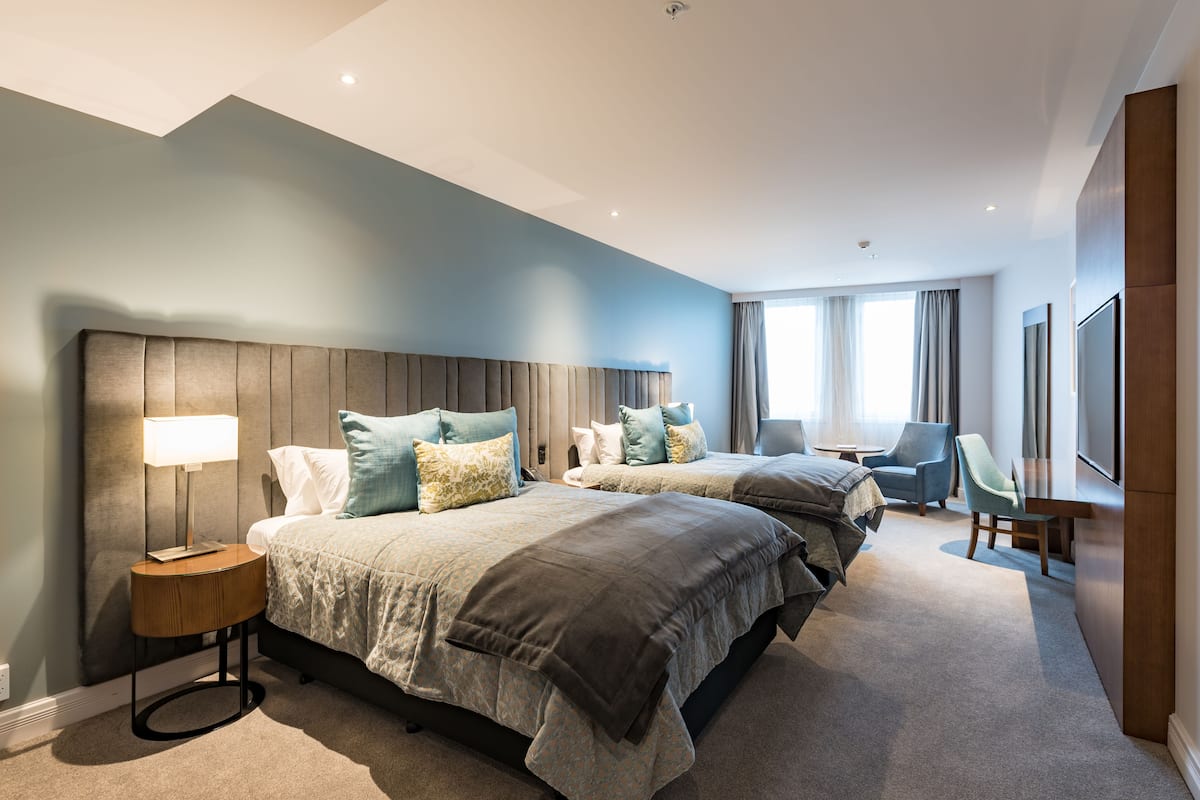 Superior kamer | Luxe beddengoed, een minibar, een kluis op de kamer, een bureau