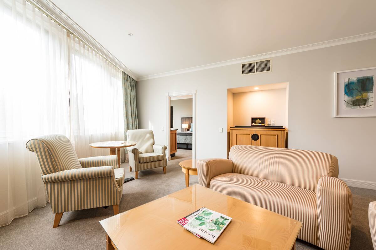 Klassieke suite, 1 slaapkamer | Luxe beddengoed, een minibar, een kluis op de kamer, een bureau