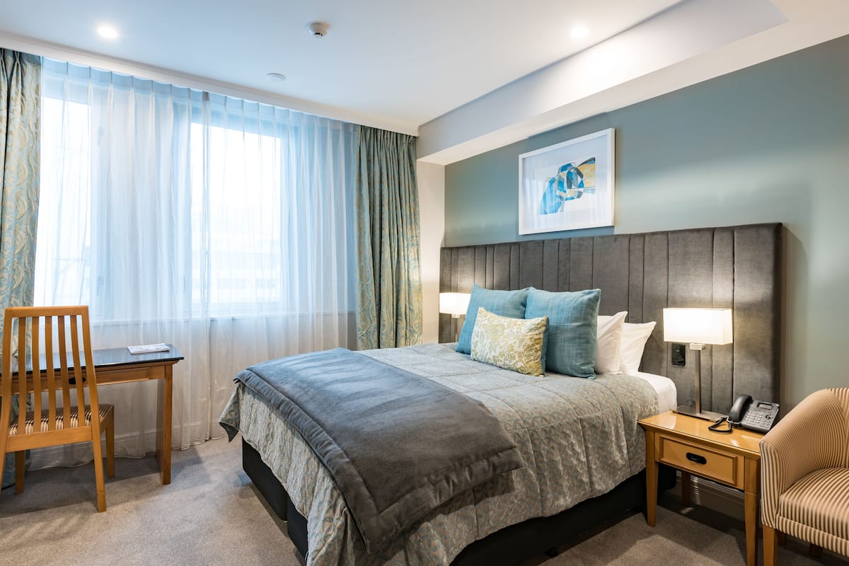 Klassieke tweepersoonskamer, 1 kingsize bed | Luxe beddengoed, een minibar, een kluis op de kamer, een bureau