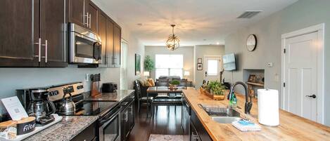 Køleskab, mikrobølgeovn, ovn, kogeplade