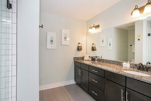 Tina, secadora de cabello, toallas 